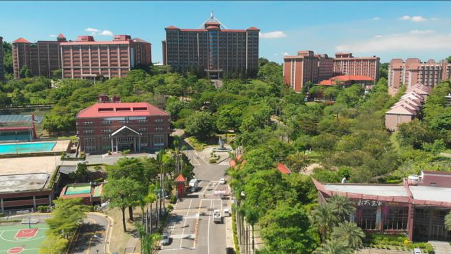 义守大学校内有10大学院教研资源跨域整合，校园来自40多国、近1500位境外生，宛如「小型联合国校园」，都让义守大学成为南部首屈一指的私立综合型大学（图片来源：义守大学提供）