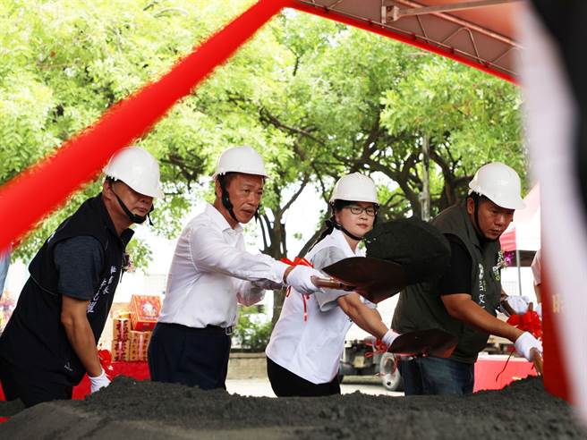 嘉义县长翁章梁（左二）为儿少家庭福利馆新建工程动土。（廖素慧摄）