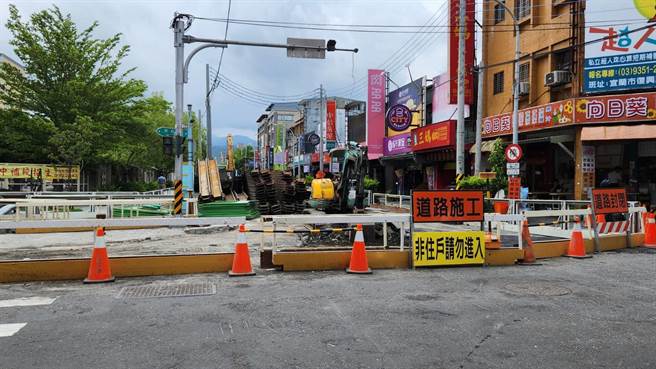 宜兰市復兴路与文化路口从6月中旬开始进行雨水下水道箱涵工程，因卡在台电与自来水管线迁移问题，至今仍未完成，引起民怨。（吴佩蓉摄）