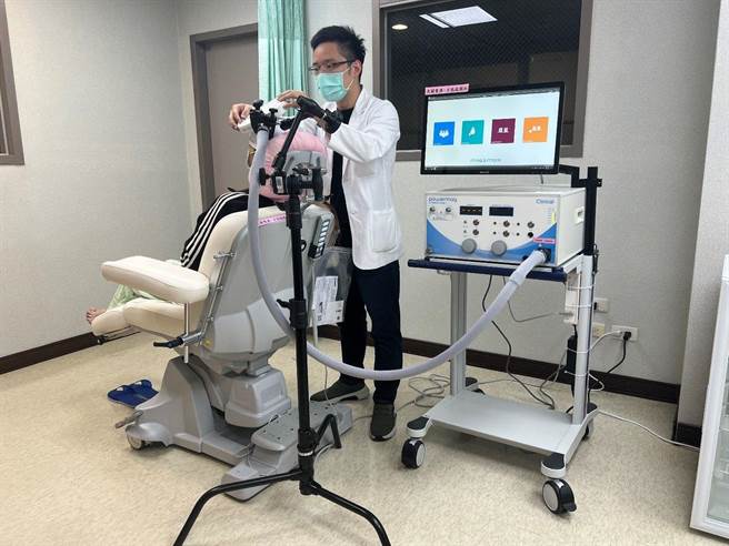 基隆长庚引进最新的经颅磁刺激设备，提供忧郁症患者传统药物以外的非侵入性选择。（基隆长庚提供／张志康基隆传真）