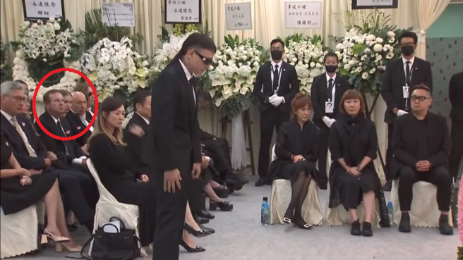 李玟老公Bruce坐在第二排，并未与李玟姊姊们一起。（图／Nancy Lee Youtube）