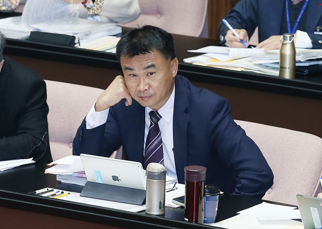 将于今（1）日挂牌成立的农业部由农委会主委陈吉仲接掌，他却被蓝白立委批评政绩不理想、政策黔驴技穷。（资料照／姚志平摄）