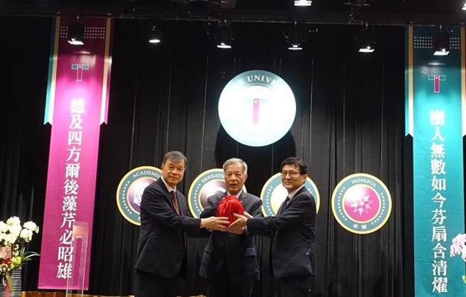 树德科大于7月31日举行卸新任校长交接典礼，王昭雄（右）接任新校长。（树德科大提供／林瑞益高雄传真）