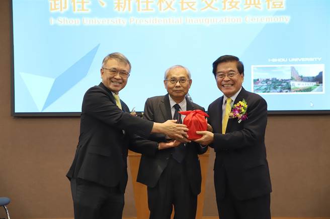 义守大学新任校长古源光（右）于7月31日从义守大学副董事长李伯皇（中）、陈振远前校长（左）手中接过印信。（义大提供／林瑞益高雄传真）