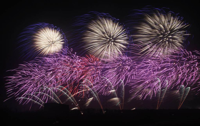 国庆烟火睽违9年回归台中，原订于梧栖渔港举办，不过，近日传出考量周遭安全性与对当地渔业的影响，国庆筹备委员会拟另择地点。图为2014年国庆烟火画面。（本报资料照／潘虹恩台中传真）