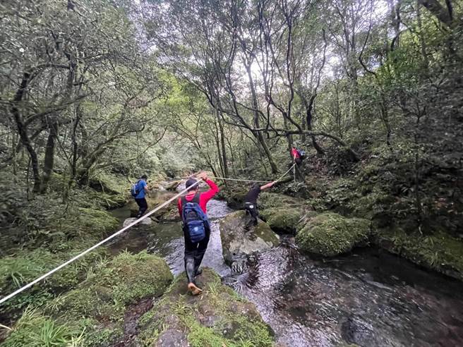 宜兰县消防局30日漏夜搜寻未果。（宜兰县消防局提供／吴佩蓉宜兰传真）