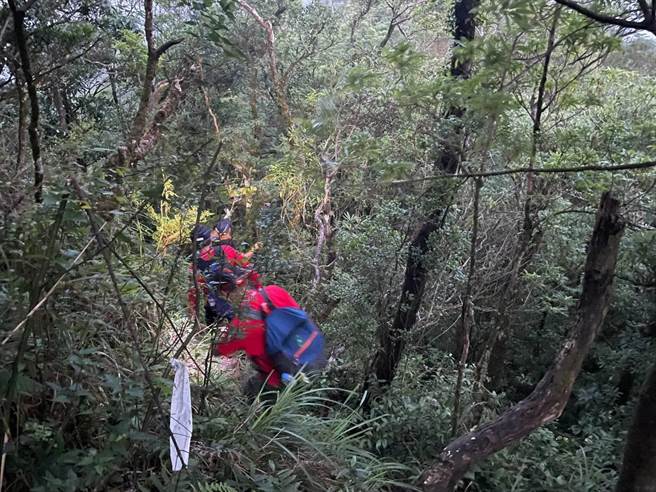 今（31日）上午8时20分搜救人员于圣棱线与烘炉地山附近寻获廖男。（宜兰县消防局提供／吴佩蓉宜兰传真）