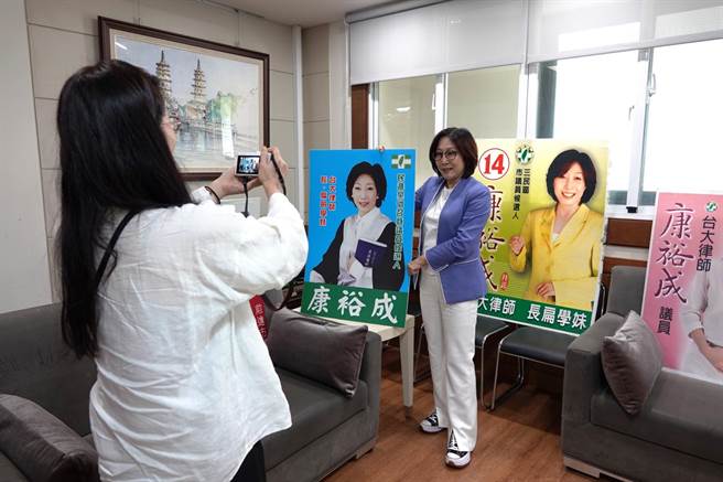 现任高雄市议长康裕成是高雄首位女性议长，日媒朝日新闻今（31）日特别跨海来台採访，关切政治选举妇女保障制度存废议题。（高市议会提供／柯宗纬高雄传真）