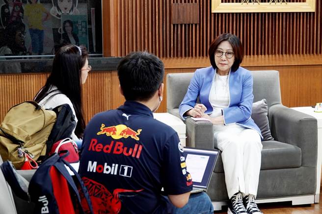 现任高雄市议长康裕成是高雄首位女性议长，日媒朝日新闻今（31）日特别跨海来台採访，关切政治选举妇女保障制度存废议题。（高市议会提供／柯宗纬高雄传真）