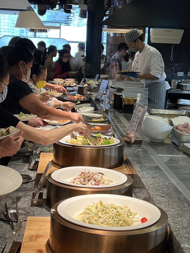 台中大遠百吃到飽餐廳加派人力，支援父親節人潮。（遠百提供）