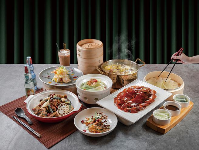 遠百竹北「上菜」片皮鴨專賣店四人歡聚品鴨樂，訂位達9成滿。（遠百提供）