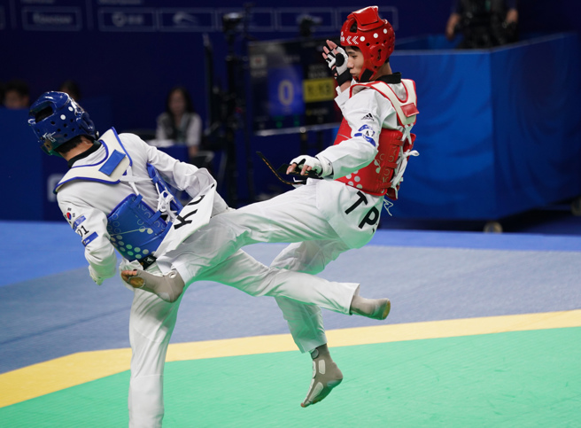跆拳道好手邱義睿(右)在杭州亞運闖過首輪，成功晉級下午的8強賽。(大專體總提供／資料照)