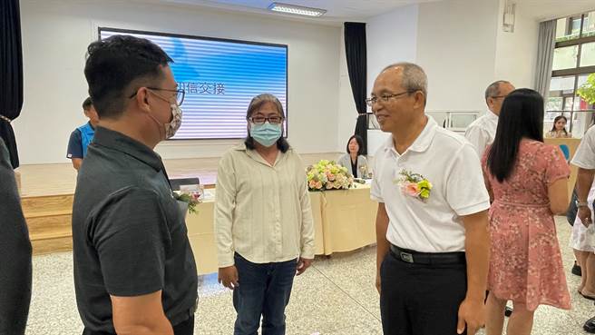 台东丰里国小校长蔡见明（右）服务教育界45年其中担任29年的校长职务，是台东国小足球运动重要推手，今届龄退休。（萧嘉蕙摄）