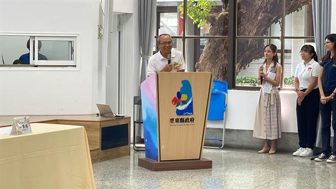 台东丰里国小校长蔡见明幽默回顾「刻钢板出考卷」的年代，直呼不能临时抱佛脚出考卷，否则油墨不会乾。（萧嘉蕙摄）