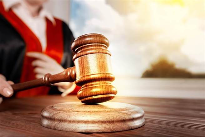 前「棒棒堂男孩」诈网友250万元 ，被依诈欺取财罪判囚2年，另得易科罚金的有期徒刑3月（示意图，达志影像）