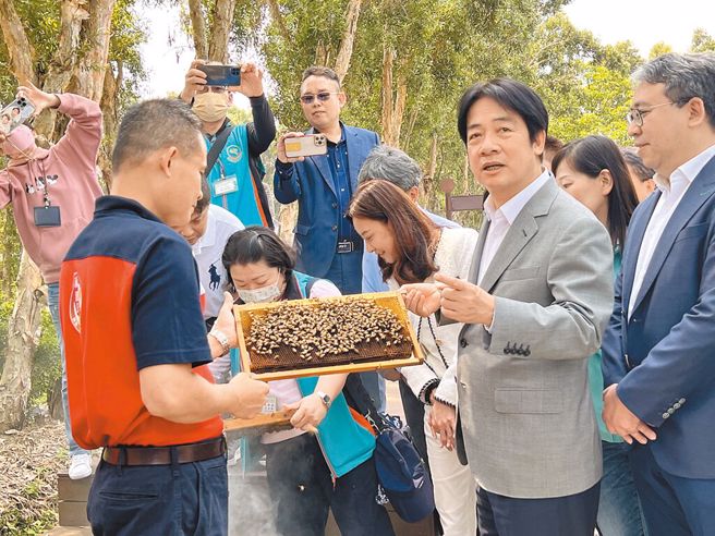 李彦秀轰赖清德农业无知。图为赖清德(前右2）4月13日前往桃园市新屋区兰园蜂业视察。（中时资料照／蔡明亘摄）