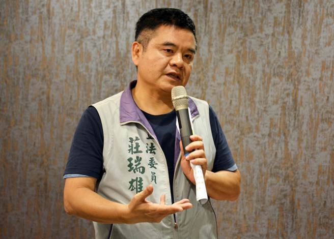 屏东县长周春米点名立委庄瑞雄可以参选屏南立委。(林和生摄)