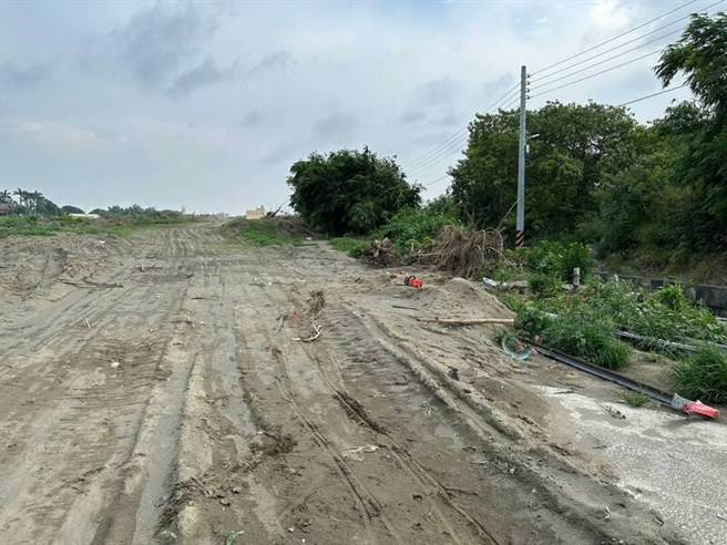 彰化縣和美鎮好修里6連霸里長陳信義，今天下午驚傳倒臥在田間，送醫搶救後宣告不治。(警方提供／吳建輝彰化傳真)