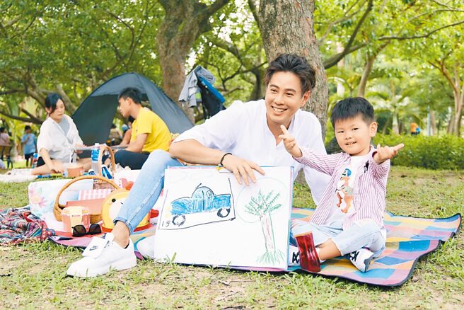 吴东谚带着4岁儿子「斗宅」一起参加亲子写生比赛。（品牌提供）