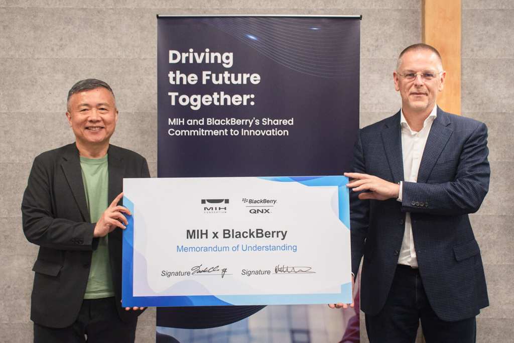 MIH開放電動車聯盟執行長鄭顯聰（左）與BlackBerry物聯網總裁Mattias Eriksson（右）簽署合作意向書，將把BlackBerry QNX及BlackBerry IVY列為優先採用的軟體平台。（MIH聯盟提供）
