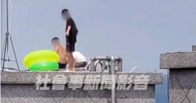 3名少年在住家顶楼打开水塔盖子（图／翻摄自社会事新闻影音）
