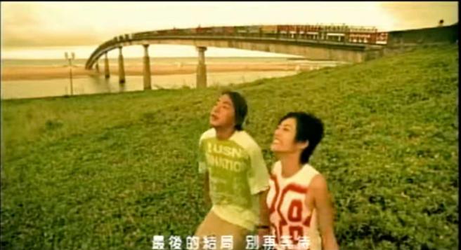坤达在以Energy正式出道的前一年，曾与徐怀钰在〈我又没不是没爱过〉MV中合作。（图／翻摄自〈我又没不是没爱过〉YT）