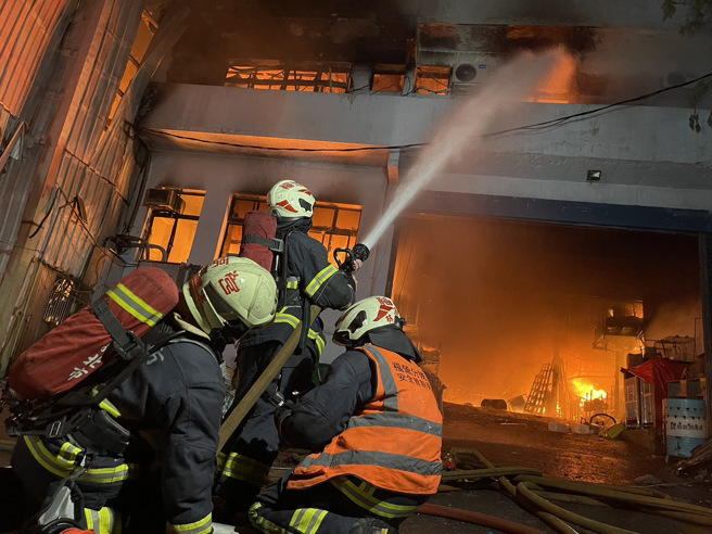 新北新庄舞台工厂凌晨大火，厂房全面燃烧照亮夜空。(戴志扬翻摄)