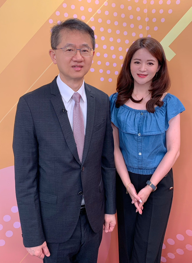 台湾运彩总经理林博泰（左）上时来运转节目，与主持人尉迟佩玉谈运彩眉角。（林胜发摄）