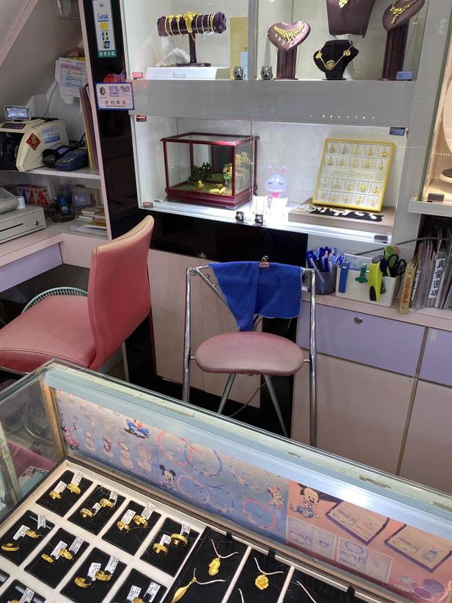 中市陳男到銀樓消費，不滿店家服務態度，持棍棒砸店，被警方逮捕送辦。（民眾提供／陳淑芬台中傳真）