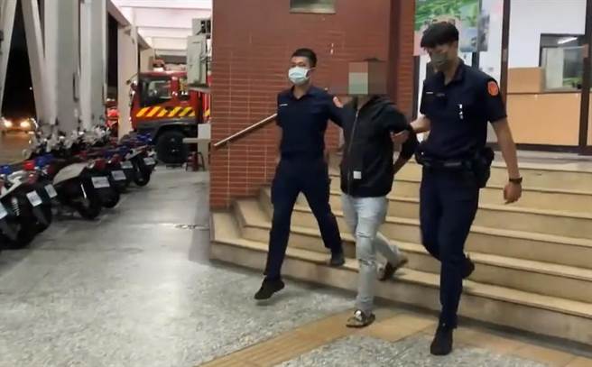 中市陳男到銀樓消費，不滿店家服務態度，持棍棒砸店，被警方逮捕送辦。（民眾提供／陳淑芬台中傳真）