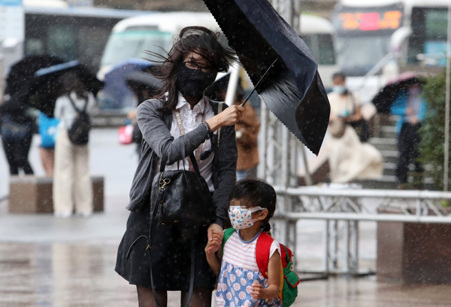 北部這周天氣都受颱風外圍環流影響，有一陣陣間歇性風雨，周四、五風雨最明顯。（劉宗龍攝）