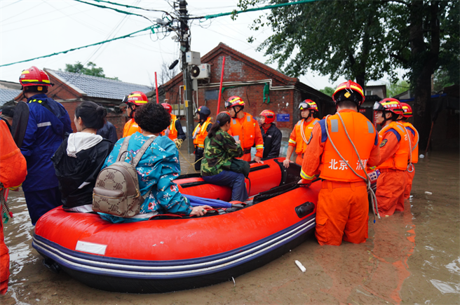 北京救災已轉移逾5萬人，2千餘名官兵搶險救災。（大陸央視）