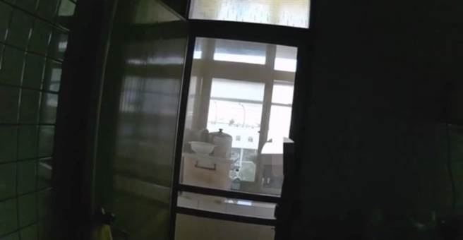 张女酒后与家人爆口角，站在5楼屋檐疑似想不开。（翻摄照片／林郁平台北传真）