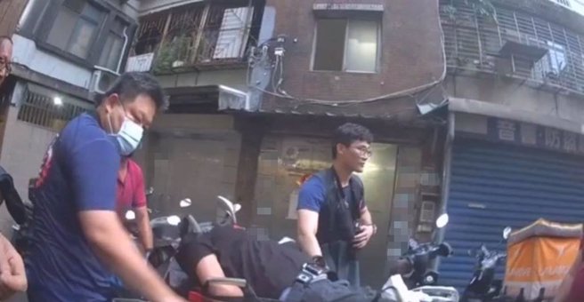 警消后续将张女送往医院治疗。（翻摄照片／林郁平台北传真）