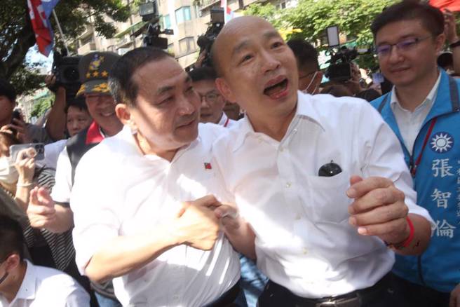 全代會當天，侯友宜在外等韓國瑜進場（中時資料照，陳君瑋攝）