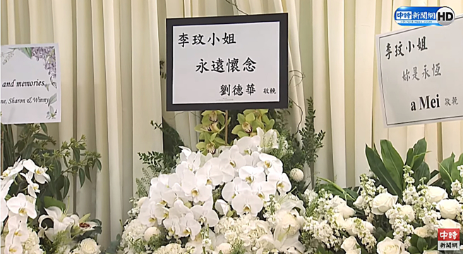 刘德华和张惠妹送给李玟的致哀花篮摆在一起。（图／翻摄自Nancy Lee Youtube）