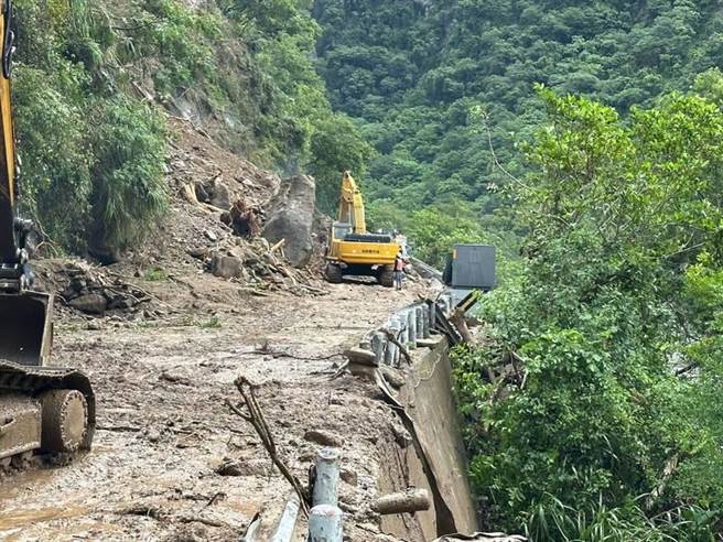 台8線179.5K溪畔段日前受杜蘇芮颱風外圍環流影響大規模崩塌，即日起至本月31日止將進行搶修，並在179.8K至178.6K白沙2橋東端至溪畔水庫實施交管，每日上午8時至下午6時，每2小時放行1次，其他時間封閉管制；圖為邊坡崩塌搶通後的畫面。（公路總局提供／羅亦晽花蓮傳真）
