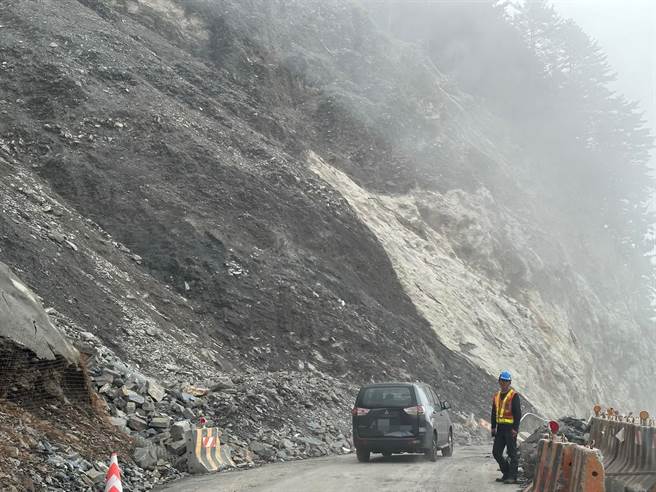 台8線117.4K關原災害搶修段去年4月邊坡大規模崩塌後，目前仍正搶修中，採每天5次放行，其他時間封閉管制。（羅亦晽攝）