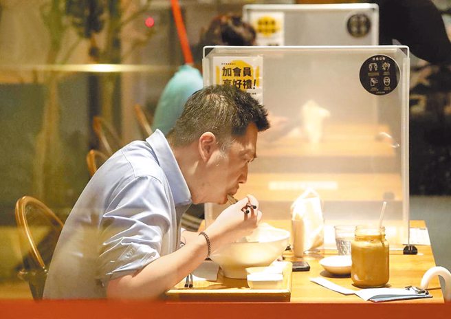 为了预防糖尿病，现代人会避免让血糖飙升的食物，但医师提醒，低GI（升糖指数）的食物虽不易使血糖波动剧烈，却常是高脂或含果醣食物。（示意图/Shutterstock ）