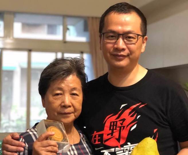 羅智強表示，他這些年來讓母親操碎了心，所以要向母她說聲對不起。（圖 / 取自羅智強臉書）