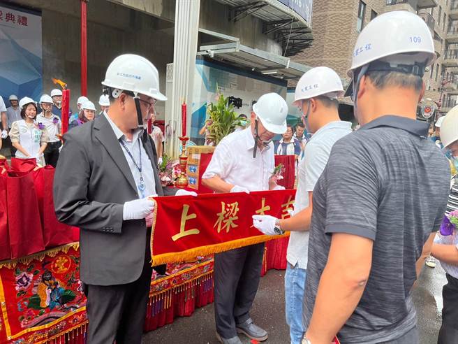 板桥黄石市场改建工程今举行上梁典礼。（王扬杰摄）