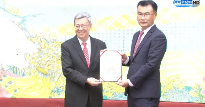 陳吉仲（右）從行政院長陳建仁（左）手中接過農業部長印信。（圖截自中時新聞網YT）