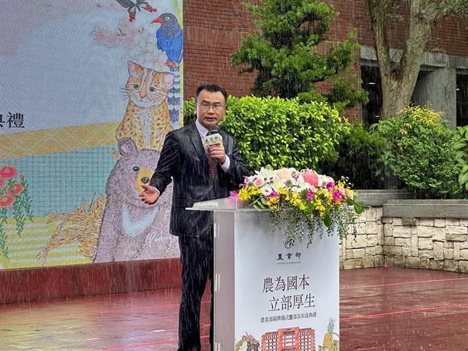 农业部今(1)日正式挂牌成立，陈吉仲风雨中接任农业部长。（李柏澔摄）