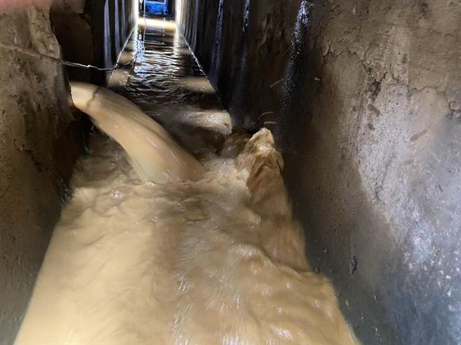 AI水色辨识系统侦测到水色异常，稽查员沿箱涵溯源查获2家营造公司违法排放黄泥水。（桃园市环保局提供／陈梦茹桃园传真）