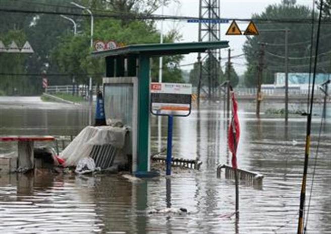 北京强降雨已致11人遇难27人失联，其中2人因公殉职。（北京日报用户端）