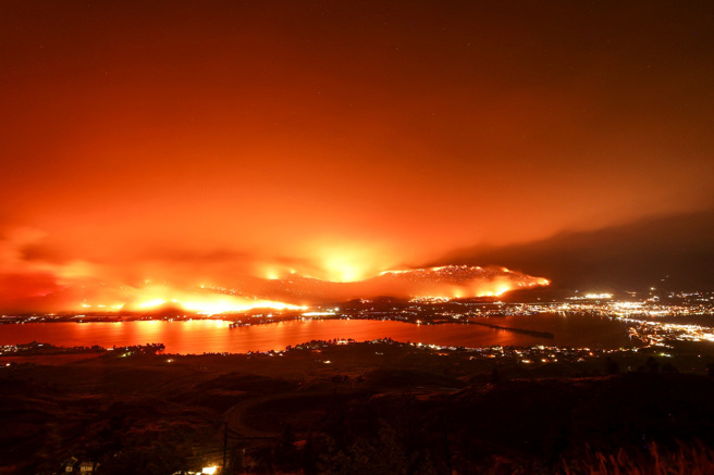 美国「鹰崖」（Eagle Bluff）野火7月29日烧进加拿大，迫使加国卑诗省小镇奥索尤斯（Osoyoos）紧急撤离部分居民。（图／路透社）
