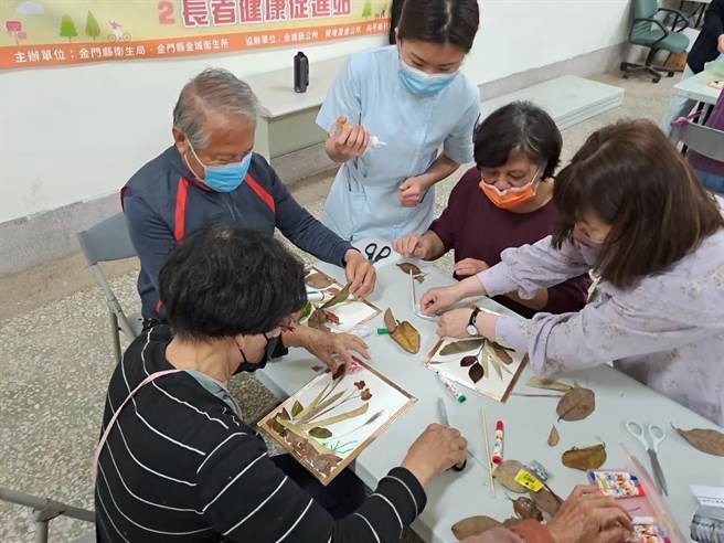 金大护理系师生一起带领长者进行创意艺术活动和身体运动，以促进手、眼、身体及脑的连动。(图／金门大学提供)