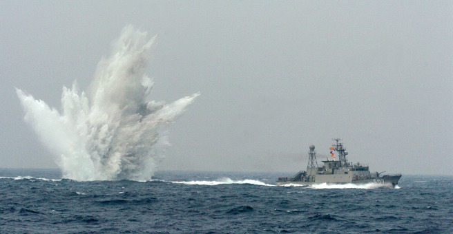 圖為2018年海軍春節期間加強戒備戰鬥巡弋操演，實施緊急攻潛，並以錦江級艦施放深水炸彈，以壓制敵潛艦水下行動。（圖 / 中時資料照）