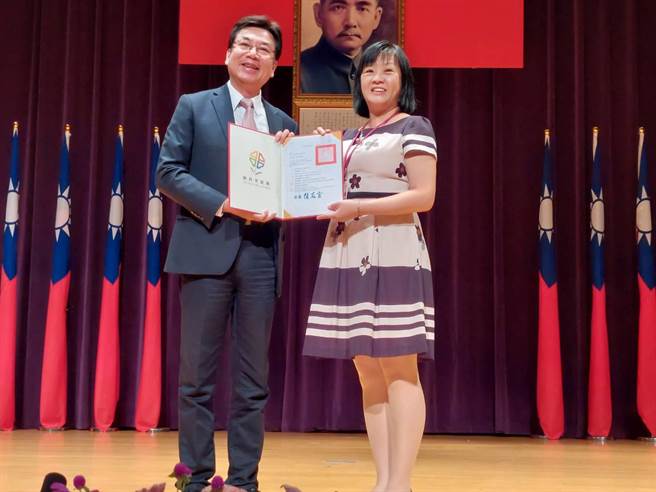 新任贡寮国小校长杨小梅（右），在越南出生，9岁举家搬来台湾，是全国首位新住民校长。（陈慰慈摄）