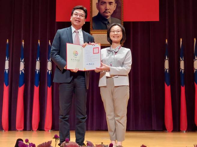 许忆雯（右）是瑞芳国中新任校长。（陈慰慈摄）